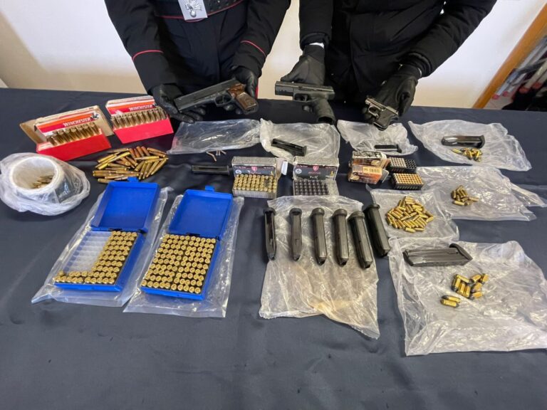 San Giorgio a Cremano, arsenale trovato sul tetto di un condominio: tre pistole, un ordigno e centinaia di munizioni. La scoperta dopo una chiamata anonima