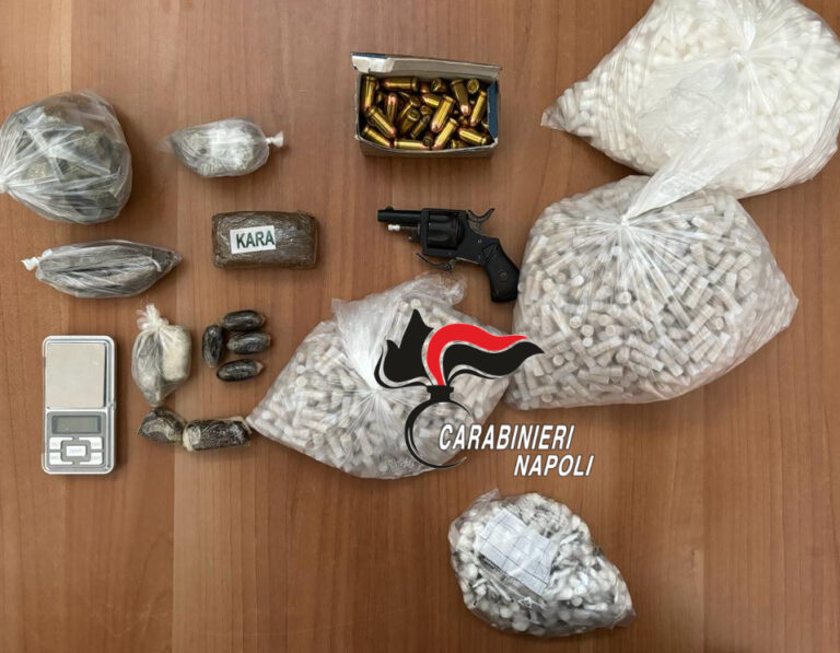 Napoli: arrestato pusher e denunciano 16enne. Trovate armi e droga