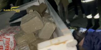 Napoli, nel sottofondo di un furgone 290 kg di hashish: arrestato 66enne. La droga avrebbe fruttato alla criminalità oltre 2 milioni di euro