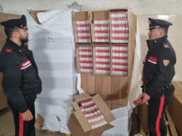 Giugliano, sequestro "record" di sigarette di contrabbando: sigilli a 2 tonnellate e mezzo di "bionde". Due persone in manette