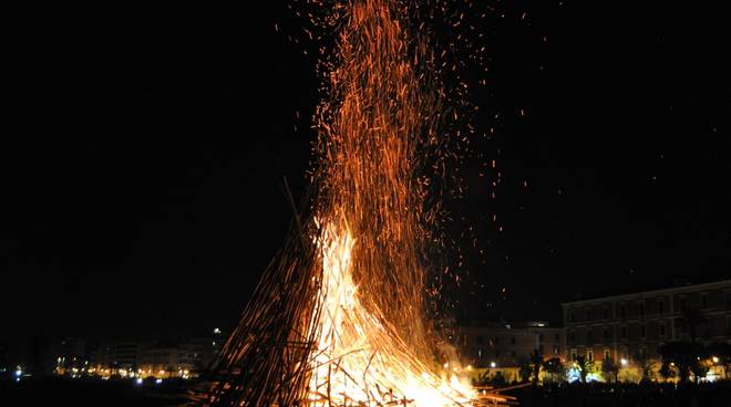 Torre del Greco, il sindaco firma l'ordinanza anti-falò alla vigilia dell’Immacolata