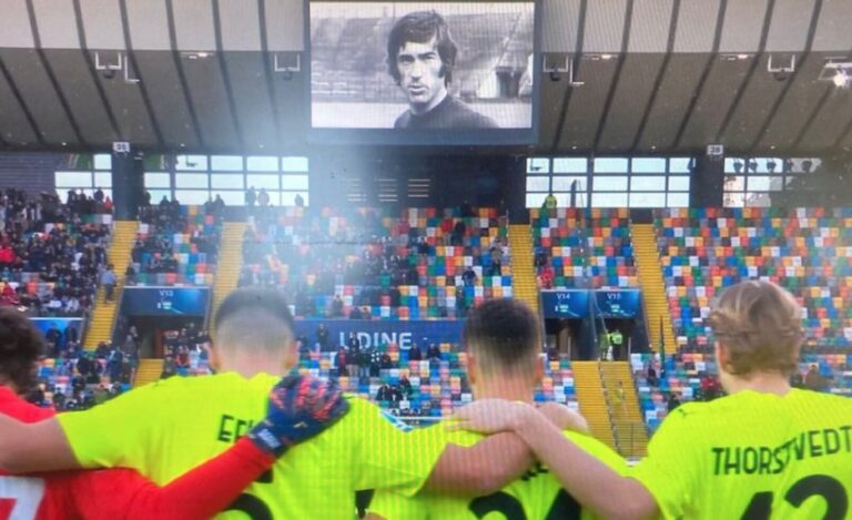Gaffe a Udinese: foto sbagliata durante il minuto di silenzio per Juliano Gaffe a Udinese: foto sbagliata durante il minuto di silenzio per Juliano