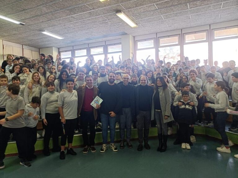 Piano di Sorrento, utilizzare la Rete in modo corretto, un libro in dono agli alunni della città Piano di Sorrento, utilizzare la Rete in modo corretto, un libro in dono agli alunni della città