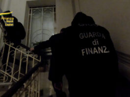 Napoli, riciclavano denaro vendendo auto di lusso in Germania: 8 arresti. Aggrediti beni per oltre 20 milioni di euro