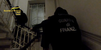 Napoli, riciclavano denaro vendendo auto di lusso in Germania: 8 arresti. Aggrediti beni per oltre 20 milioni di euro