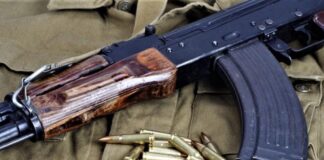 Agguato a colpi di kalashnikov a Lettere, ferito di striscio 33enne, auto crivellata