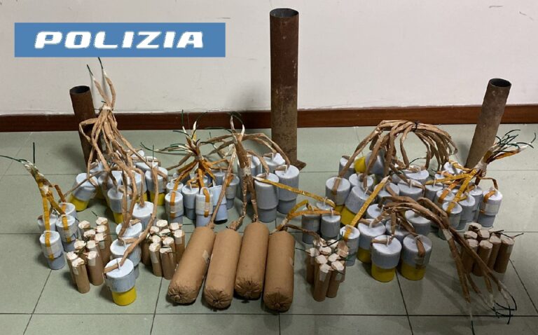 Vico Equense: sorpreso in casa con fuochi illegali. Denunciato un uomo Vico Equense: sorpreso in casa con fuochi illegali. Denunciato un uomo