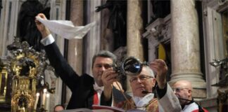 "San Gennaro ha fatto il miracolo": sangue sciolto e fazzoletto sventolato