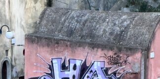 Sfregiato da un murales il grappolo di abitazioni con la casa di Anna Magnani al Fiordo di Furore