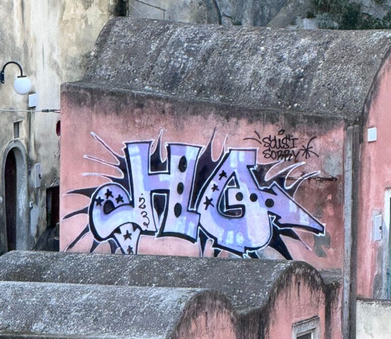 Sfregiato da un murales il grappolo di abitazioni con la casa di Anna Magnani al Fiordo di Furore