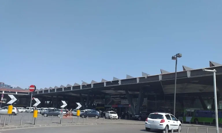 Napoli, Piazza Garibaldi: rapinano un uomo. Due marocchini arrestati Napoli, Piazza Garibaldi: rapinano un uomo. Due marocchini arrestati