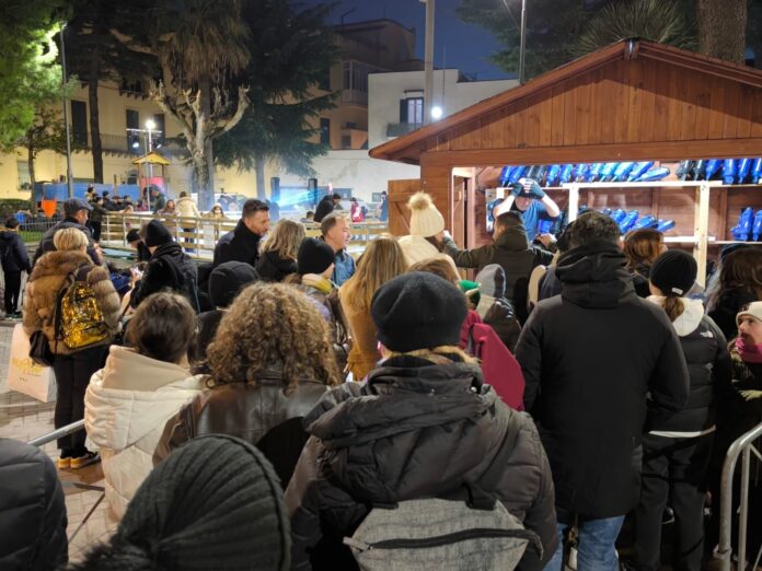 Boom di visite per il Natale di Vico Equense. In quattro ore quasi 400 ingressi per la pista di pattinaggio gratuita