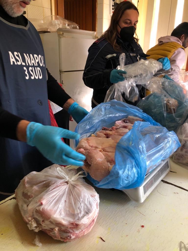 Palma Campania, sequestrati oltre tre quintali di alimenti conservati illegalmente. Sigilli a ristorante Palma Campania, sequestrati oltre tre quintali di alimenti conservati illegalmente. Sigilli a ristorante