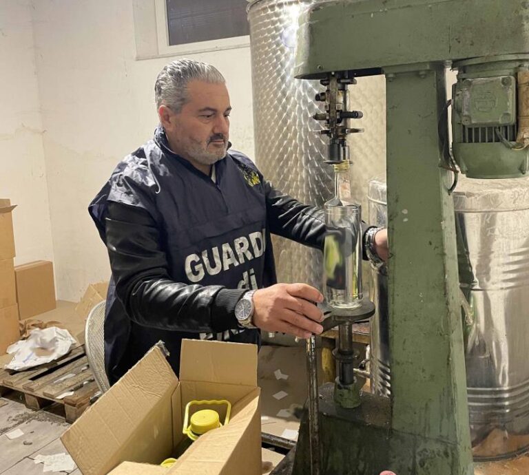 Striano, sequestrati 8 mila litri di champagne, olio e alcool contraffatti Striano, sequestrati 8 mila litri di champagne, olio e alcool contraffatti