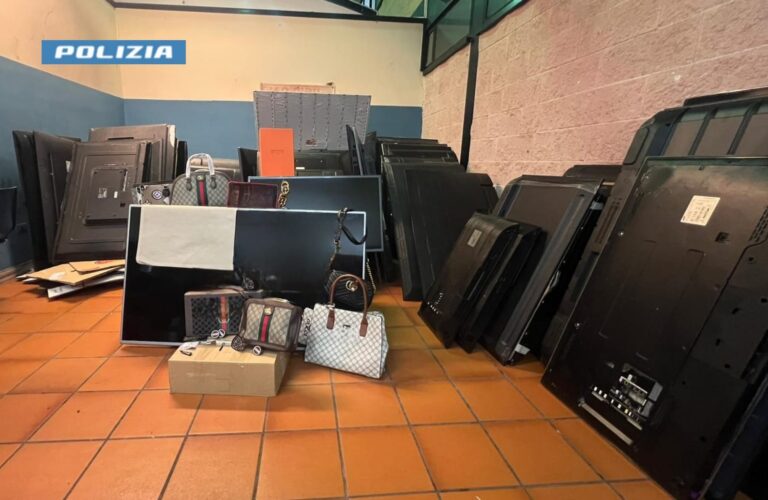Scoperto un “deposito del falso” a Napoli. Sequestrati circa 90 mila pezzi di merce di varia natura Scoperto un “deposito del falso” a Napoli. Sequestrati circa 90 mila pezzi di merce di varia natura
