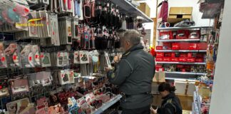 Sala Consilina, in negozio 15mila prodotti non sicuri Sala Consilina, in negozio 15mila prodotti non sicuri: scatta il sequestro. Il titolare rischia una multa da oltre 25mila euro