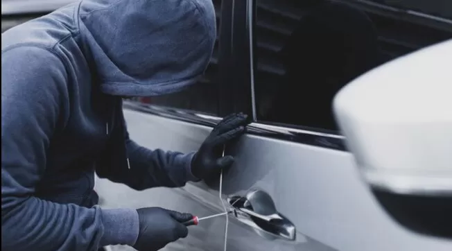 Portici: attrezzi e chiavi alterate per forzare le auto in sosta. Denunciato due persone