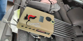 Castellammare, setacciato il rione "Savorito": in un'auto i dispositivi della camorra per rilevare le "cimici" e rubare veicoli