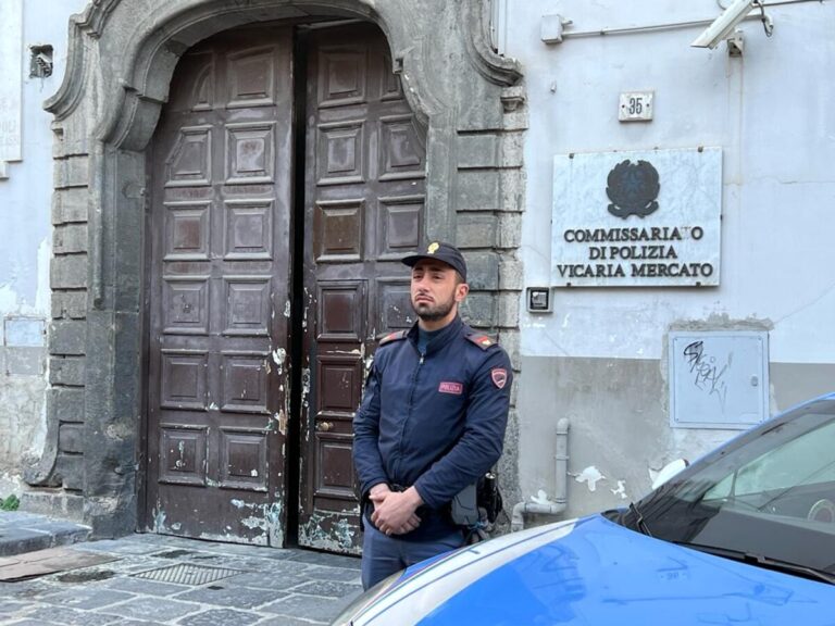 Napoli, via Foria: ruba un cellulare. Inseguito ed arrestato 34enne di Casoria Napoli, via Foria: ruba un cellulare. Inseguito ed arrestato 34enne di Casoria