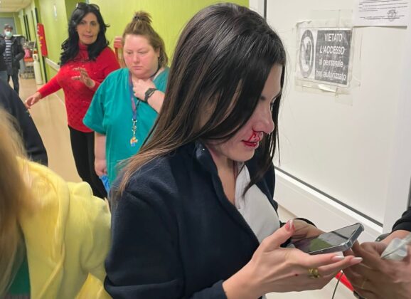 Castellammare, infermiera aggredita. La Fnomceo: "Bollettino di guerra. Si tratta di un fenomeno complesso multifattoriale"