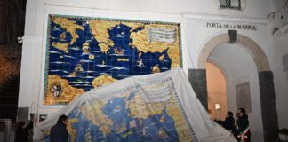 Amalfi, recupera il suo antico splendore il pannello maiolicato della Porta della Marina