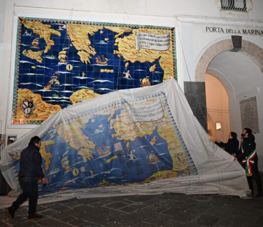 Amalfi, recupera il suo antico splendore il pannello maiolicato della Porta della Marina