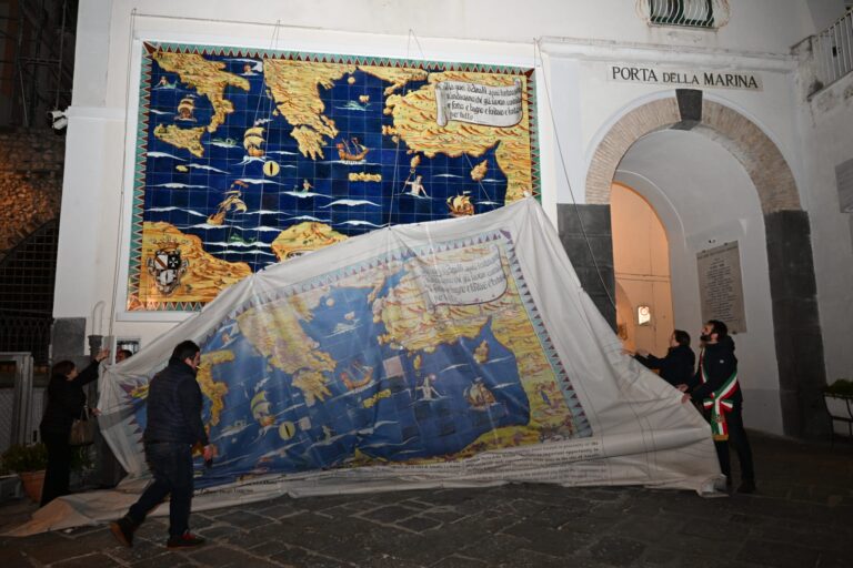 Amalfi, recupera il suo antico splendore il pannello maiolicato della Porta della Marina