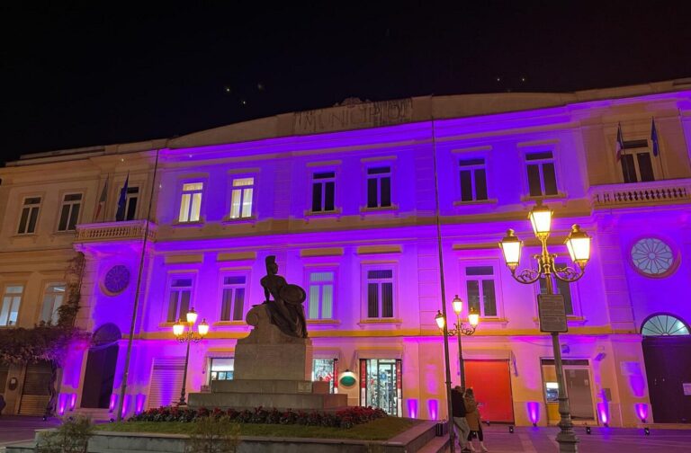 Il Palazzo Municipale di Sant’ Agnello si colora di viola