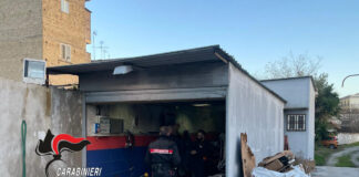 Napoli: cimitero di auto rubate circonda officina per smontarle. Arrestate due persone