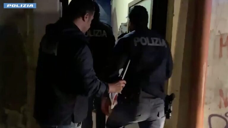Napoli, camorra: blitz a “Forcella” e “Case Nuove”, numerosi arresti