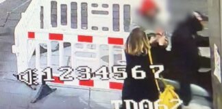 Napoli, rapina drammatica: arrestato 19enne, è caccia al complice Napoli, rapida drammatica: donna scippata viene trascinata sul marciapiede in piazza Garibaldi. Arrestato 19enne, è caccia al complice