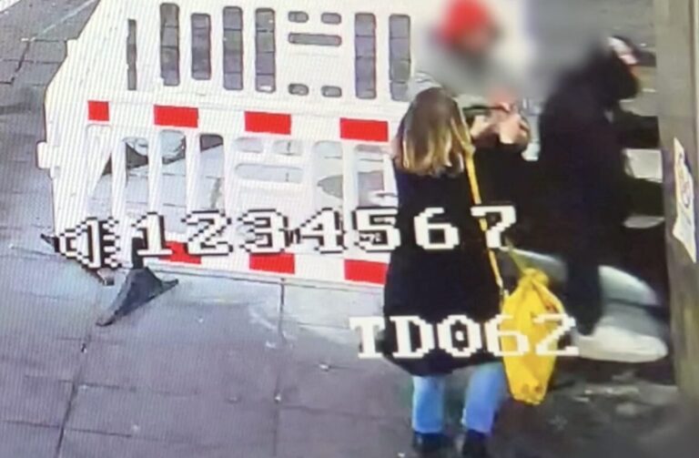 Napoli, rapina drammatica: arrestato 19enne, è caccia al complice