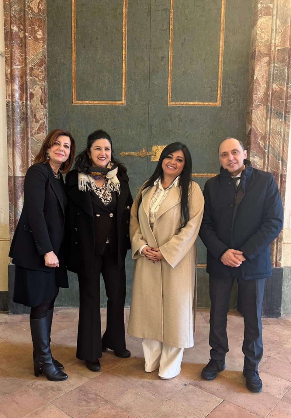 Il palazzo municipale di Sant’Agnello si colora di viola a simboleggiare il patto di partecipazione al progetto “Costruiamo Gentilezza” 2024 siglato insieme ai Comuni aderenti alla Rete CUG (Comitati Unici di Garanzia), istituita dalla Città Metropolitana di Napoli con l’obiettivo di favorire la diffusione delle azioni a sostegno del benessere organizzativo, di promuovere le pari opportunità e contrastare ogni forma di discriminazione.

Alla cerimonia di inaugurazione hanno partecipazione il Sindaco di Sant’Agnello Antonino Coppola e il Vice Sindaco nonché Assessore alle politiche sociali e alle pari opportunità Maria Russo. «Per questa Amministrazione - si legge nella lettera di trasmissione delle buone prassi da adottare - “Costruiamo gentilezza” è un progetto di comunità, che chiede il coinvolgimento di tutti coloro che pensano che la gentilezza sia un valore, che aiuti a vivere meglio, a creare legami, che generi bellezza e bene per chi la pratica e per chi la riceve, in tutti i contesti sportivi, scolastici, di gioco e familiari».

Tra le iniziative da concretizzare nel corso dell’anno vi è l’individuazione di un Assessorato alla Gentilezza, il restyling del “Parco comunale della Gentilezza”, iniziative di sensibilizzazione con le scuole attraverso attività ludiche ed educative, l’istituzione di una “Giornata nazionale della Gentilezza ai nuovi nati” intesa come momento di accoglienza istituzionale e il benvenuto nella maggiore età per i neo diciottenni.