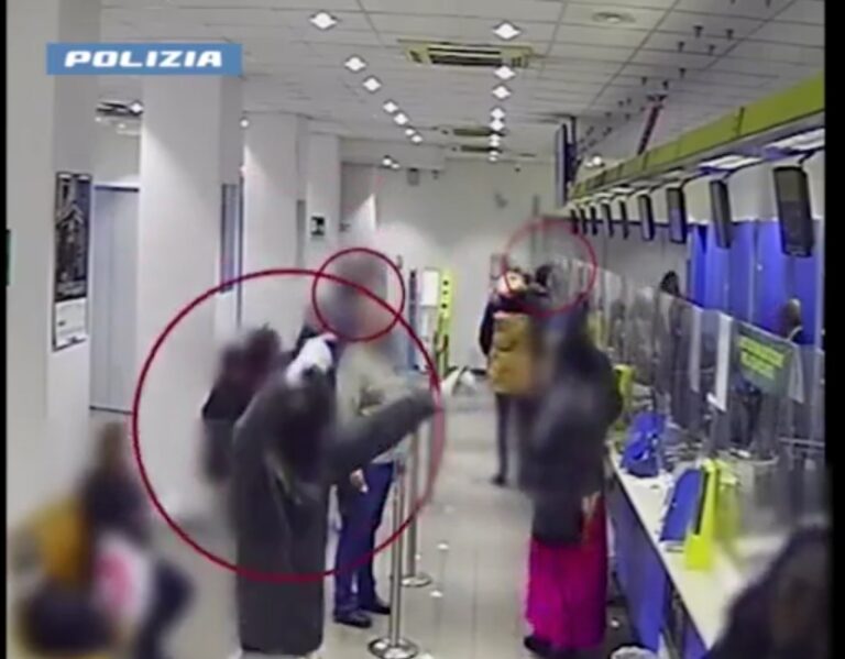 Napoli, rapina alle Poste con pistole puntate a clienti e dipendenti – VIDEO –