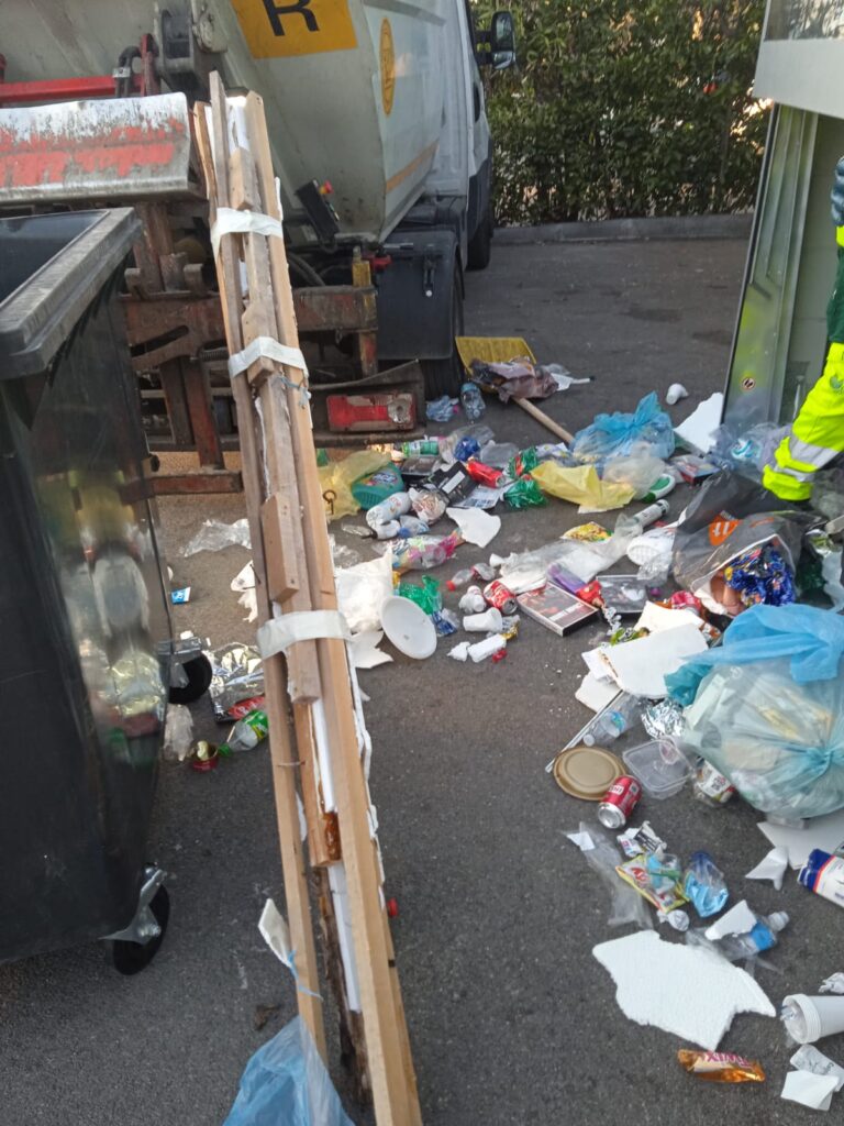 Torre del Greco: assi di legno per bloccare la mini isola ecologica