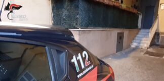 Così a "Fuorigrotta" la camorra impone i gadget del Napoli e le sigarette di contrabbando: blitz dell'Antimafia, quattro arresti