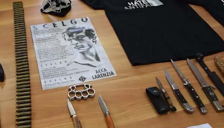 Napoli: esponenti di CasaPound picchiano fotografo a Napoli perche indossava una spilla antifascista, 3 arresti Napoli: esponenti di CasaPound picchiano fotografo a Napoli perche indossava una spilla antifascista, 3 arresti