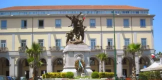 Aversa, ecco i furbetti del cartellino: tredici indagati Aversa, ecco i furbetti del cartellino: un arresto e dodici divieti di dimora. L'accusa è di truffa: sequestri per circa 10mila euro
