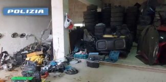 Casoria: smantellano auto rubate, maxi sequestro in officina. Arrestate cinque persone