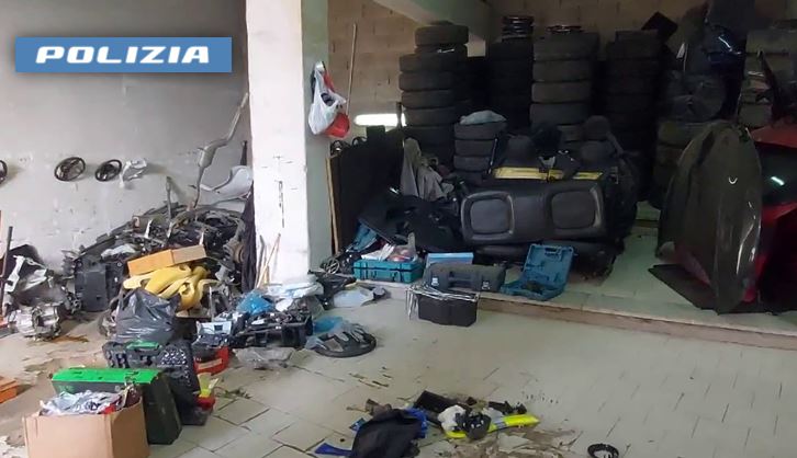 Casoria: smantellano auto rubate, maxi sequestro in officina. Arrestate cinque persone