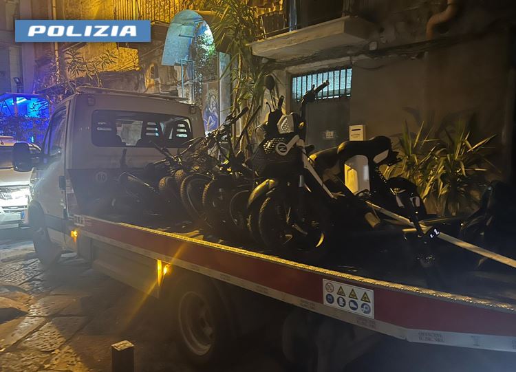 Napoli: nasconde in casa 10 biciclette elettriche e 2 monopattini di dubbia provenienza. Denunciato 41enne