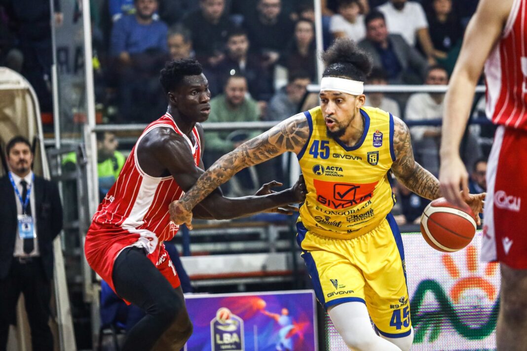 gamble in palleggio vs Reggiana Givova Scafati: riscatto servito. Vittoria 102-76 contro Unahotels Reggio Emilia