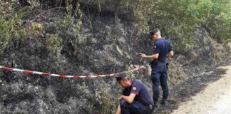 Pianura, incendiano erbacce nel loro terreno ma danno fuoco ad una collina: due uomini arrestati