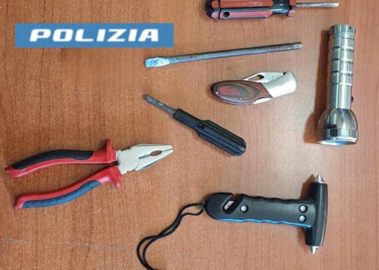 Napoli: evade dai domiciliari e ruba in un negozio. Arrestato un 39enne Napoli: evade dai domiciliari e ruba in un negozio. Arrestato un 39enne