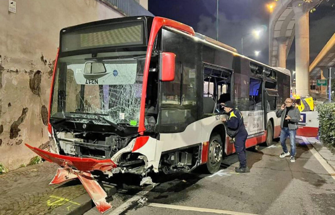 Bus fuori strada a Napoli, donna in ospedale in codice rosso