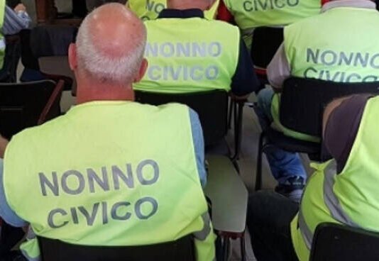 Un “nonno civico” per le strade di Vico Equense