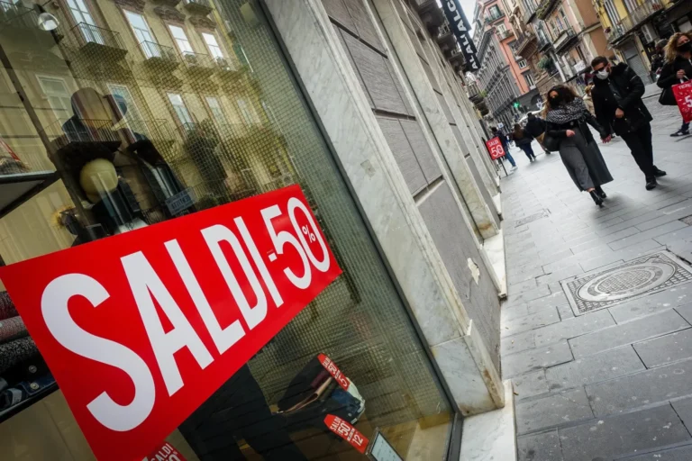 Offerte di Natale e saldi invernali, le fregature sono dietro l’angolo Offerte di Natale e saldi invernali, le fregature sono dietro l’angolo