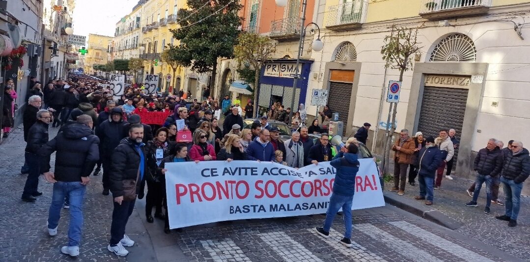 In migliaia in piazza per la riapertura del Pronto Soccorso