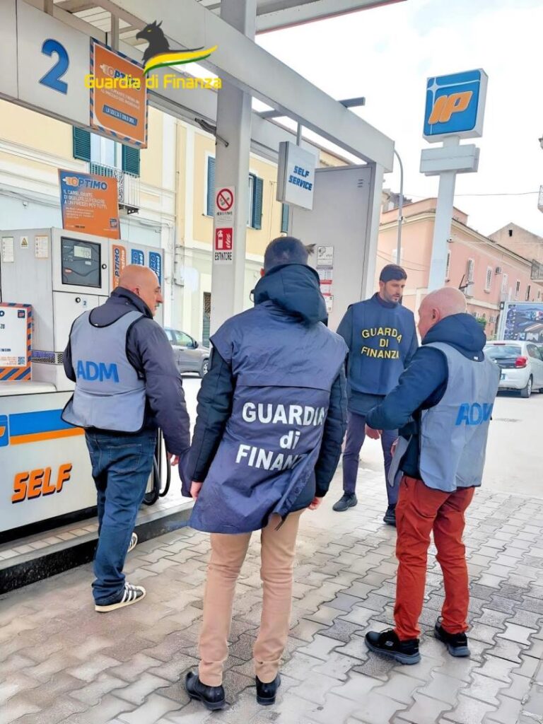 Caserta, controlli ai distributori: sequestrati 12mila litri di carburante
