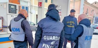 Caserta, controlli ai distributori: sequestrati 12mila litri di carburante Caserta, controlli ai distributori di carburanti: sequestrati oltre 12mila litri di prodotti. Blitz di Guardia di Finanza e Agenzia delle Dogane